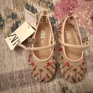 ZARA Cream Kids Floral Embroidered Mary Jane Shoes with Pink Accents